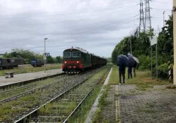 Il treno storico in arrivo alla stazione di Busca